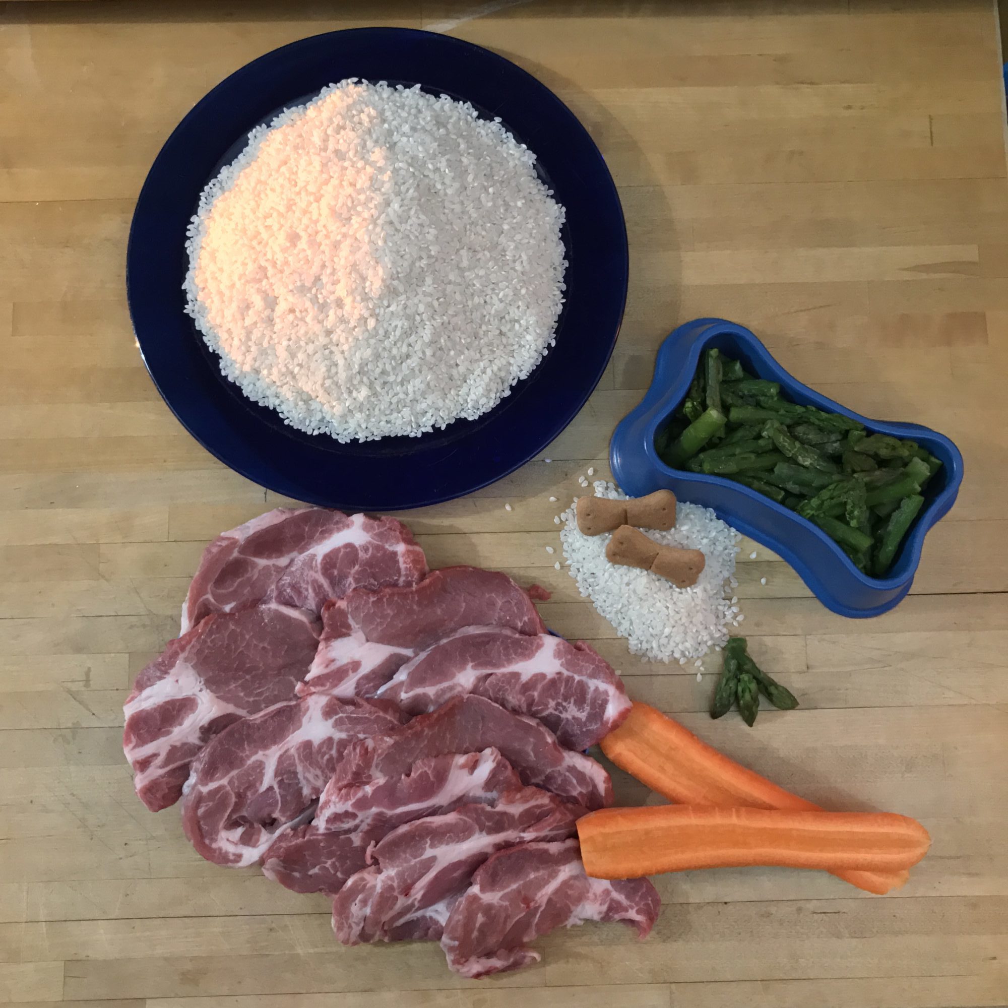 Riso con bistecche, asparagi e carote